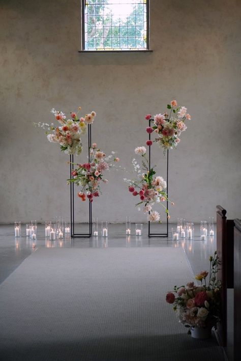 Wedding Altar Ideas Indoor, Podium Flowers, Plinth Flowers, Modern Ceremony Backdrop, Modern Wedding Flowers Arrangements, Ceremony Backdrop Indoor, Bee Flowers, Modern Wedding Ceremony, Event Florals