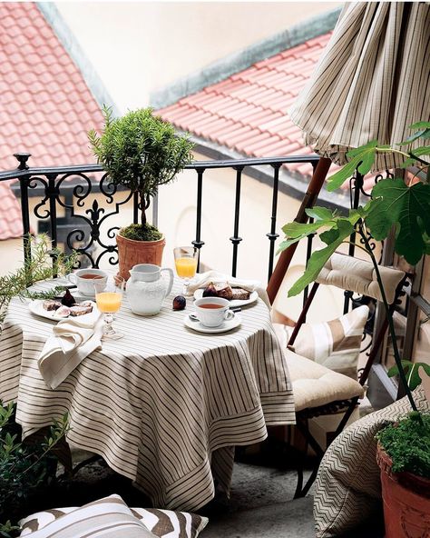 Al fresco seating at Ralph Lauren’s Bedford home. Photo by @miguelfloresvianna for @cabanamagazine. #CabanaXRalphLauren Balcony Patio Ideas, Small Balconies, Cozy Breakfast Nook, Balcony Patio, Balcony Furniture, Small Balcony Ideas, Apartment Balcony, Balcony Design, The Balcony