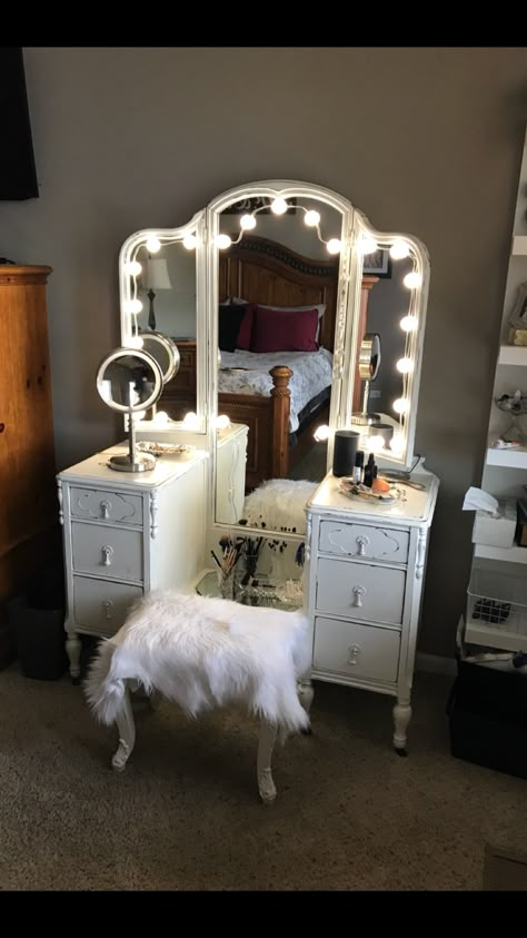 Vintage Vanity Lights, Vintage Vanity With Lights, Antique Vanity Decorating Ideas, How To Refurbish Bathroom Vanity, Vintage Vanities, Vanity With Lights, Vintage Vanity Ideas, Refurbished Vanity Ideas, Vanity Ideas Bedroom Vintage