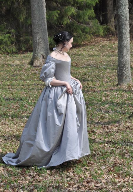 1600s Dresses Peasant, 1700 French Dresses, 1630s Dress, 1650s Fashion, Baroque Gown, 17 Century Fashion, Elisabeth Swan, 1780s Italian Gown, 18th Century Maternity Dress