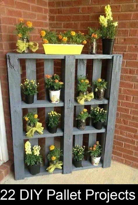 Pallet projects are gaining huge popularity in the DIY world. Rightfully so! You can create beautiful pieces of furniture and more for really cheap or even free. Diy Landscape, Landscaping Around Trees, Diy Fence, Easy Backyard, Easy Landscaping, Low Maintenance Landscaping, Pallet Garden, Diy Landscaping, Budget Backyard