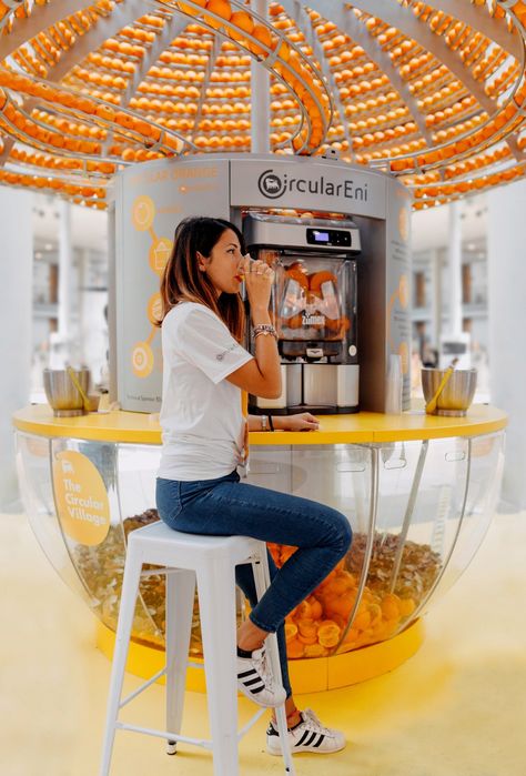 Carlo Ratti’s Orange Juice Machine serves OJ in cups made from 3D printed orange peels | Yanko Design Juice Marketing, Orange Juice Machine, Juice Bar Design, Juice Machine, Fruit Juice Recipes, Orange Peels, Fruit Peel, Beach Cafe, Juice Recipe