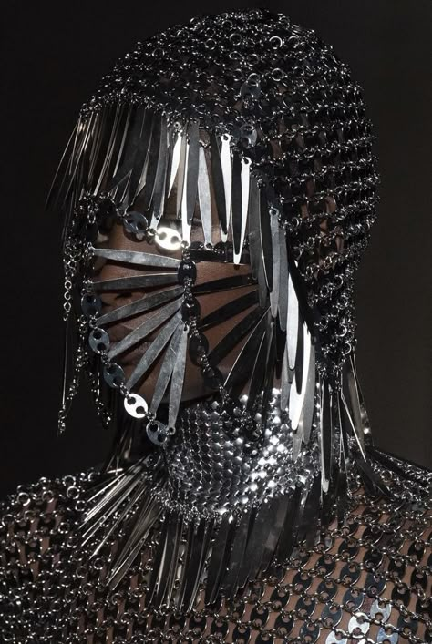 2020 Runway, Runway Details, Joan Of Arc, Futuristic Fashion, Chain Mail, Paco Rabanne, Mode Inspiration, Headdress, Madonna