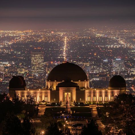 Griffith Observatory in Los Angeles, California 🤎✨ 📷: [instagram.com/salomon_pena] Essay English, Griffith Observatory, Full Life, Ernest Hemingway, Travel Places, California Dreaming, Hollywood California, English Grammar, Tourist Destinations