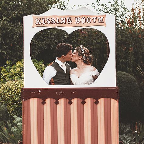 Wedding Kissing Booth, Kissing Booth Wedding, Vday Photoshoot, Pineapple Room, Wedding Crates, Summer Wedding Ideas, Summer Wedding Ceremony, Anniversary Decor, Vintage Bridesmaids