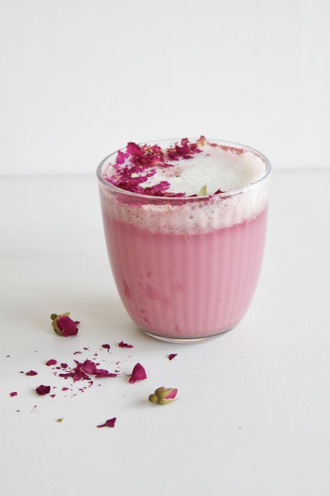 Hibiscus rose latte with its beautiful color and subtle rose flavor will bring out those spring feelings. A perfect alternative to a matcha latte or coffee. Hibiscus Matcha, Rose Drink Aesthetic, Rose Matcha Latte, Rose Latte Recipe, Matcha And Pink Drink, Pink Drink Matcha Foam, Sakura Latte, Red Velvet Latte, Pink Latte