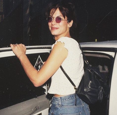 80/90s/00s on Instagram: “Sandra Bullock, 1994 🌻” Sandra Bullock Wallpaper, 90s Mom Aesthetic, 90s Mom, Mom Aesthetic, 90s Glam, 90’s Aesthetic, 90s Looks, Sandra Bullock, Fashion Inspiration Design