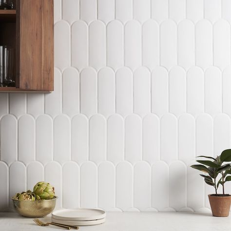 Kitchen Backsplash Tilebar, Modern White Kitchen Backsplash Tile, Bathrooms Art Deco, Backsplash And Flooring Combos, Arched Tile Backsplash, White Matte Bathroom Tile, Backsplash Coastal Kitchen, White Scale Tile, Matt White Backsplash Kitchen