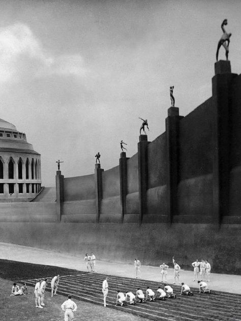 Metropolis (1927) Directed by Fritz Lang. The stadium scenes were filmed using the Schüfftan Process. Spoopy Art, Metropolis Movie, Fictional Architecture, House Harkonnen, White Scenery, Eclectic Inspiration, Metropolis 1927, Silent Films, Fritz Lang