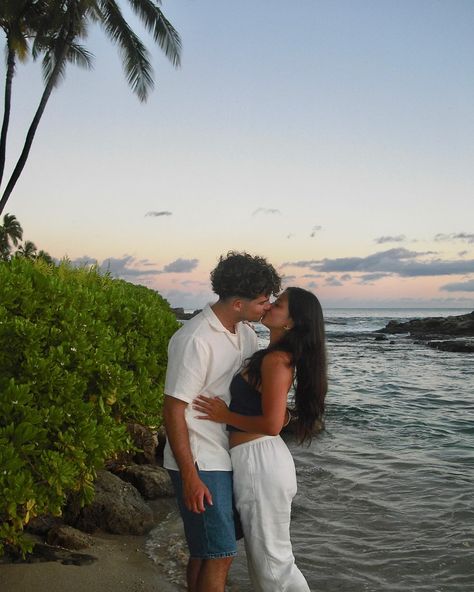 #summer #couple #boyfriend #hawaii #inspopic #aesthetic #couplepictures #beach #sunset #sunsetpictures #couplegoals Couple In Hawaii, Hawaii With Boyfriend, Hawaii Honeymoon Aesthetic, Hawaii Couple Pictures, Hawaii Couple, Hawaiian Roll, Boyfriend Aesthetic, Couple Boyfriend, Couple Pic