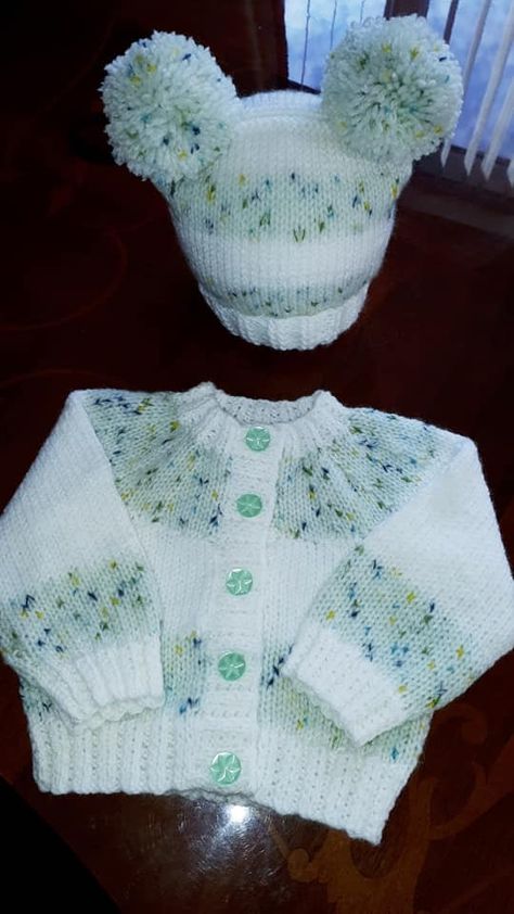 Crochet Baby Shrug, Cardigan Diy, Free Baby Sweater Knitting Patterns, Baby Jackets Pattern, Knit Baby Jackets, Diy Cardigan, Knitted Baby Outfits, Baby Cardigan Knitting Pattern Free