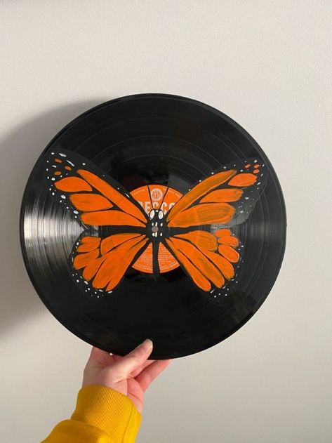 Painting On Vinyl, Painting Bright Colors, Record Painting Ideas, Vinyl Record Art Ideas, Painted Records, Vinyl Paintings, Vinyl Record Crafts, Painted Vinyl Records, Cd Wall Art