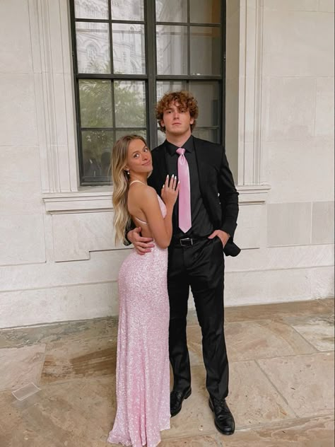 School Dance Couple Outfits, Pink Matching Hoco Couple, Couple Ball Outfit, Prom Couple 2023, Prom Date Color Ideas, Couples Prom Ideas, Pink Matching Prom Couples, Bf Gf Prom Pics, Pink Prom Theme Couple