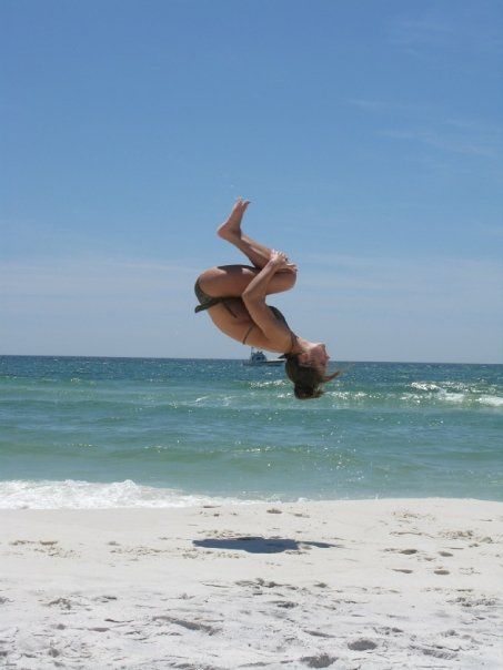 backtucks on the beach :] Beach Flexibility Pictures, Gymnastics On The Beach, Backflip Aesthetic, Beach Gymnastics, Gymnastics Wallpaper, Beach Dance, Gymnastics Tricks, Cheers Photo, Back Tuck