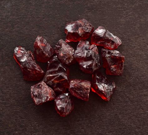 Garnet Crystal Aesthetic, Red Crystals Aesthetic, Garnet Aesthetic, Red Garnet Crystal, Crystals Red, Raw Garnet, Red Gems, Garnet Color, Raw Gemstone Jewelry