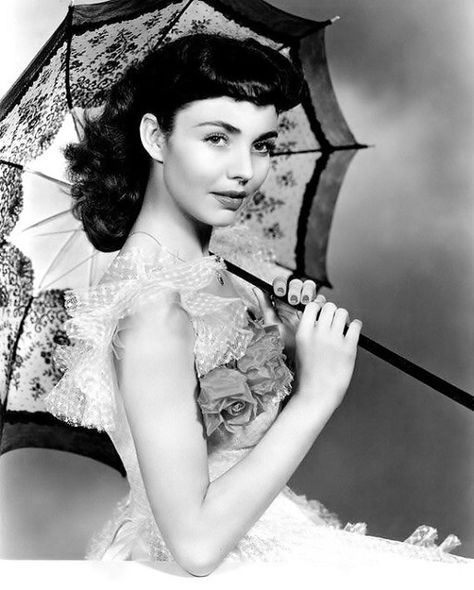 Jennifer Jones in the William Dieterle fantasy film Portrait of Jennie, 1948. 1940s Actors, Jennifer O'neill, Happy Heavenly Birthday, 50s Women, Vintage Actresses, Jennifer Jones, Old Hollywood Movies, Jean Harlow, Fantasy Films