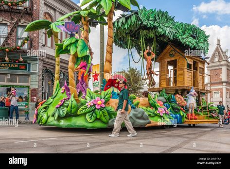 Download this stock image: Jungle themed parade float at Universal Studios theme park in Orlando, Florida - DW9TKK from Alamy's library of millions of high resolution stock photos, illustrations and vectors. Parade Float Theme, Parade Float Decorations, Carnival Floats, Mardi Gras Float, Floating Decorations, Homecoming Parade, 4th Of July Parade, Orlando Parks, Mardi Gras Parade