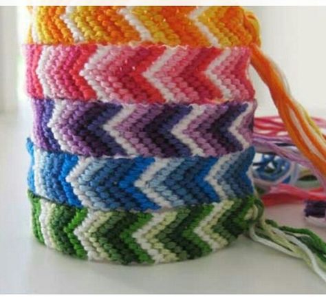 nice Chevron Bracelets, Bracelet Chevron, Friendship Band, Chevron Friendship Bracelets, Bracelet Colors, Friendship Bracelet Patterns Easy, Yarn Bracelets, Cute Friendship Bracelets, Homemade Bracelets