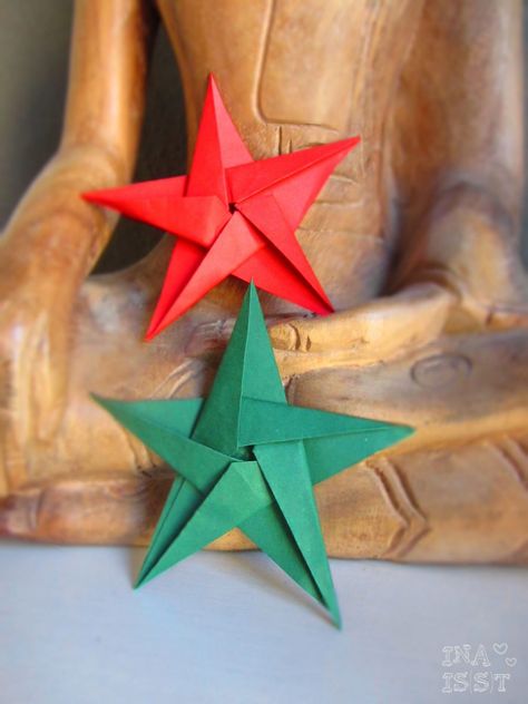 Auch in diesem Jahr möchte ich euch ein paar Anleitungen für schöne Sterne zeigen. Heute gibt es diesen schönen "Fünf-Punkt-Origamistern". Die beiden erste Christmas Time, Diy And Crafts, Origami, Christmas Cards, Christmas Decorations, Stars, Christmas, Pins