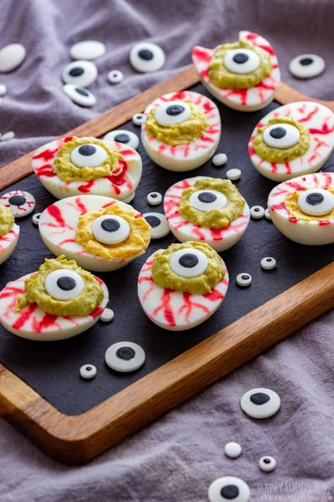 Eyeball Deviled Eggs Eyeball Deviled Eggs, Savory Halloween Food, Fun Halloween Appetizers, Halloween Deviled Eggs, Halloween Finger Foods, Halloween Appetizers Easy, Kids Halloween Food, Appetizers For Kids, Easy Halloween Food