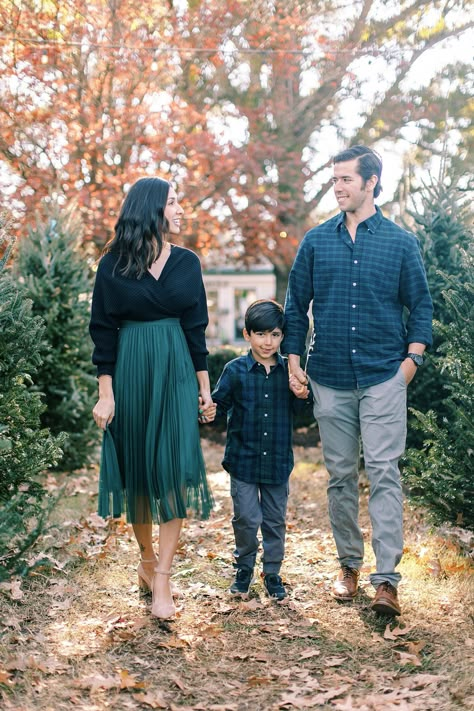 Green Sweater Family Pictures, Christmas Pictures Family Outfits Green And Gold, Blue And Green Holiday Photo Outfits, Family Outfits Christmas Pictures, Green And White Christmas Family Photos, Emerald Christmas Photoshoot, Fancy Holiday Family Pictures, Family Of 3 Christmas Pictures Outdoor, Green And Gold Family Picture Outfits