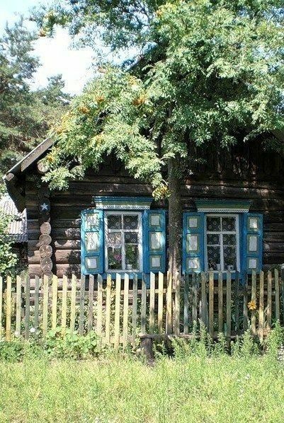 Russian Architecture, Countryside House, Cottage Core Aesthetic, Cabins And Cottages, Summer Memories, Rural Landscape, Rural Life, Picket Fence, Wooden House