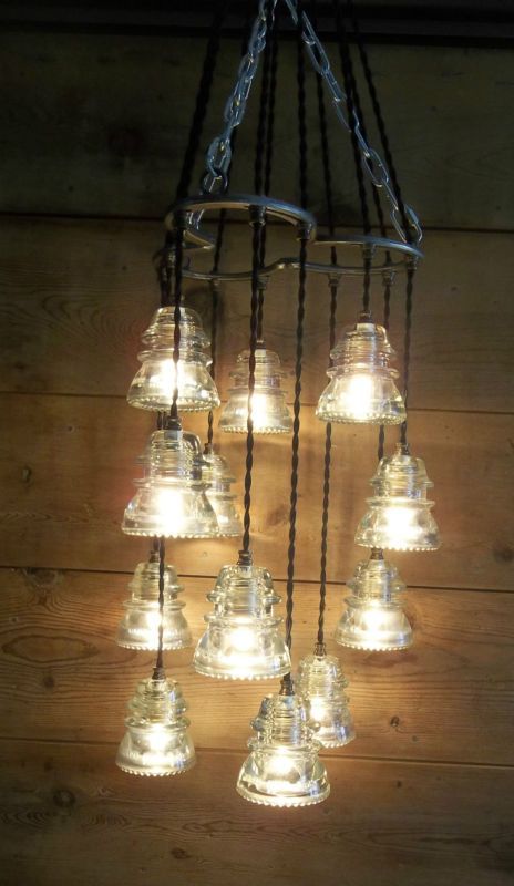 30 Delicate Projects That Repurpose Old Glass Insulators Diy Industrial Lighting, Insulator Lights, Chandelier Vintage, Horseshoe Decor, Industrial Light, Industrial Style Lighting, Horseshoe Crafts, Glass Insulators, Industrial Light Fixtures