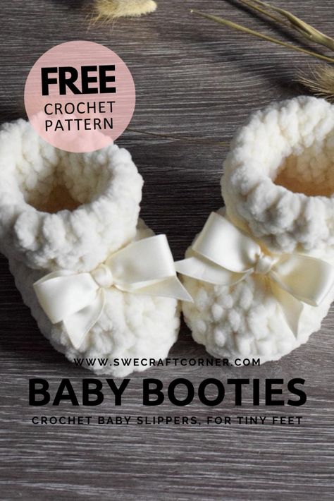 FREE crochet pattern – Baby booties | Swecraftcorner Newborn Crochet Booties, Crochet Baby Booties Free Pattern, Funky Crochet, Crochet Baby Projects, Baby Booties Free Pattern, Crochet Baby Gifts, Crochet Baby Booties Pattern, Crochet Baby Boots, Crochet Baby Shoes Pattern