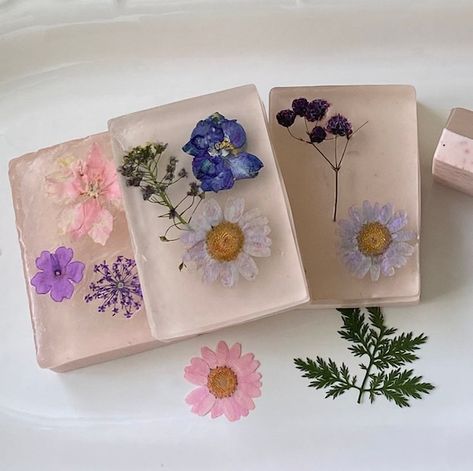 Soap Pressed Flower Soap Flower Soap Floral Soap Gift - Etsy Handmade Soap Gift Set, Bee Soap, Floral Soap, Handmade Natural Soaps, Soap Gift Set, Vero Beach Fl, Flower Bar, Soap Handmade, Rose Soap