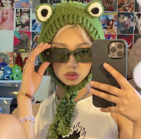 Crochet Frog Hat, Frog Hat, Hat Aesthetic, Crochet Frog, Cute Crochet, Crochet Designs, Pretty Face, Aesthetic Girl, Square Sunglasses Women