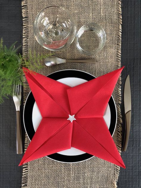 Pliage de serviette en étoile. #tuto #pliage #serviette #etoile #rouge #table #noel #fete #diy #deco #decoration Decorative Towel Folding, Fancy Napkin Folding, Paper Napkin Folding, Creative Napkins, How To Fold Towels, Diy Teacher Gifts, Napkin Folding, Diy Crafts To Do, Decorative Towels