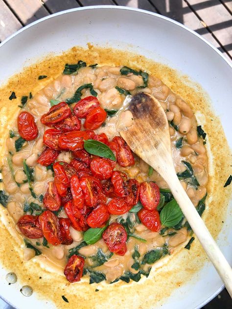 These smoky white beans are cooked with delicious spices and spinach and topped with perfectly roasted tomatoes. This is a hearty vegan dish that is easy to make for lunches or dinners. Air Fryer Tomatoes, Campari Tomatoes, Beans And Greens, Roasted Grape Tomatoes, White Bean Recipes, Tomato Dishes, Healthy Low Calorie Meals, Diner Recipes, Roasted Cherry Tomatoes