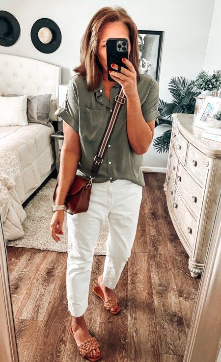 Womens Chino Shorts Outfit, Chinos Women Outfit, White Pants Outfit Summer, Vacation Dinner Outfit, Khaki Shorts Outfit, Casual Dinner Outfit Summer, Beverly Ennis Hoyle, White Shorts Outfit, Late Summer Outfits