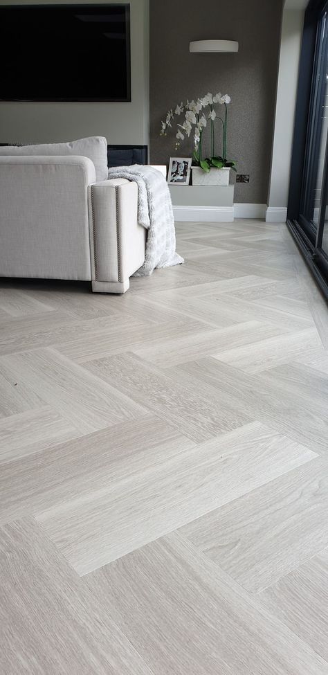 Herringbone Wood Floor Kitchen, Herringbone Floor Living Room, Herringbone Floor Kitchen, Oak Wooden Flooring, Herringbone Wooden Floors, Herringbone Hardwood Floors, Herringbone Flooring, Karndean Flooring, Dining Room Decor Modern