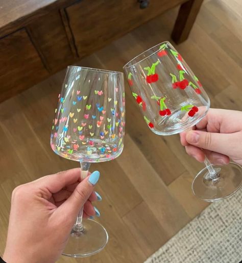 Paint Night Wine Glasses, Painting A Wine Glass Diy, Galentines Party Wine Glass Painting, Cute Painted Glasses, Cherry Wine Glass Painting, Painted Wine Glasses Aesthetic, Aesthetic Wine Glass Painting, Wine Night Crafts, Simple Wine Glass Painting