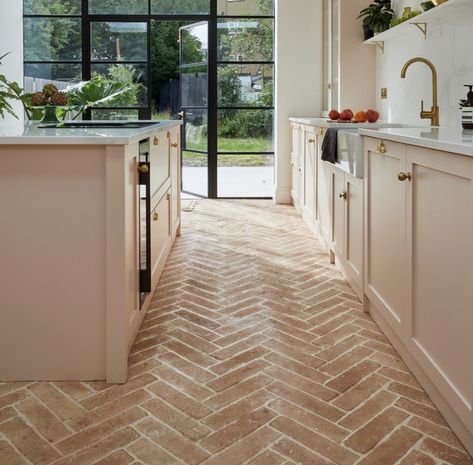 Brick Tile Herringbone Floor, Brick Floor Herringbone, Brick Chevron Floor, Herringbone Floor Outdoor, Ceramic Brick Tile Floor, Brick Herringbone Kitchen Floor, Herringbone Stone Flooring, Herringbone Brick Floor Kitchen, Herringbone Terracotta Floor