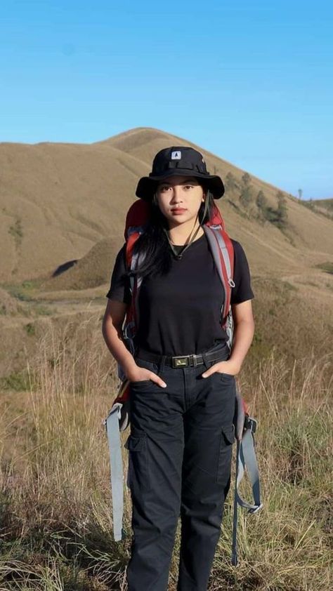 Elevate your outdoor experience with these stylish and functional adventure outfits. From rugged-chic ensembles to nature-inspired looks, embrace the essence of adventure in every step. #AdventureOutfit #OutdoorStyle #ExploreInAesthetic Tracking Outfit Women Mountain, Hiking Photo Ideas, Spring Hiking Outfits, Hiking Picture Ideas, Hiking Poses, Trekking Outfit Women, Solo Hiking, Camping Outfit, Trekking Outfit