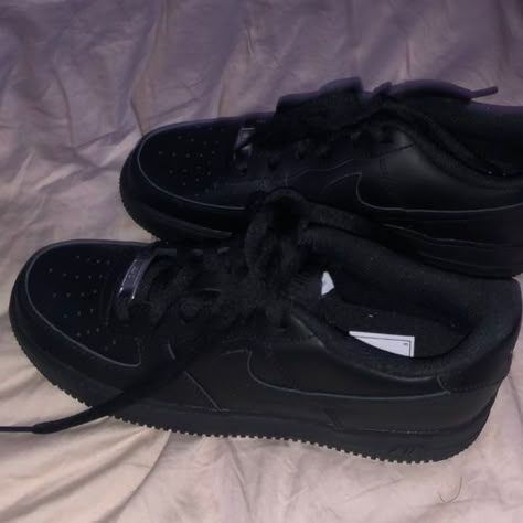 Black Air Forces Aesthetic, Black Nike Shoes Aesthetic, Black Air Force 1 Aesthetic, Miguel Diaz Aesthetic, Black Forces Outfits, Black Airforce 1 Outfits, Black Air Force 1 Outfit Women, Black Airforce 1, Black Air Force 1 Outfit