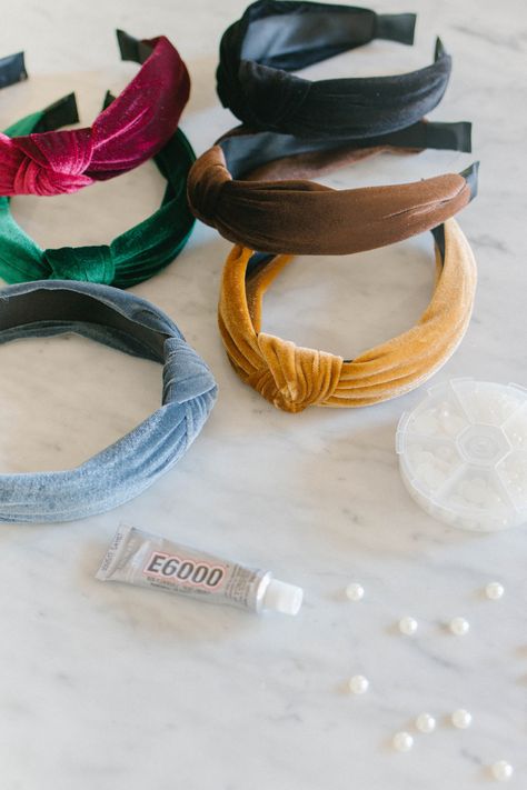 DIY Pearl Knotted Headband Diy Pearl Headband, How To Make A Knotted Headband, Diy Knotted Headband, Diy Headbands For Women, Hairband Diy, Fabric Headbands Diy, Knotted Headband Diy, Hair Bands Diy, Summer Sewing Projects