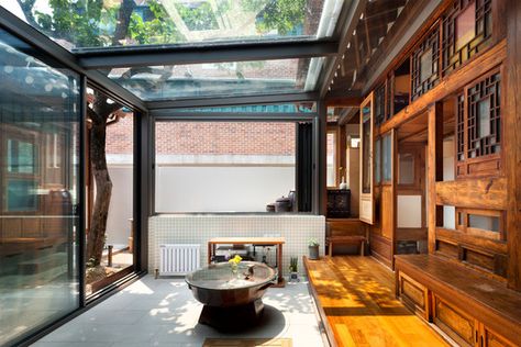 Cheonyeon-dong Hanok / guga Urban Architecture | Netfloor USA Hanok Interior, Traditional Architect, Gothic Furniture, French Architecture, Best Architects, Asian Design, Structure Architecture, Urban Architecture, Architecture Student