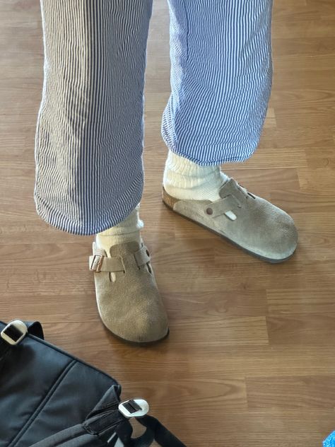 Clark Wallabees Outfit, Clog Socks, Wallabees Outfit, Man Ootd, Birkenstock Clogs Outfit, Birkenstock With Socks, Lazy Outfit, Boston Outfits, Khakis Outfit