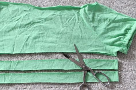 Cut two strips from the T-shirt. Celtic Knot Headband, Make Headbands, Sewing Headbands, Diy Baby Headbands, Tshirt Knot, Tshirt Headband, How To Make Headbands, Head Wrap Headband, Fabric Headbands