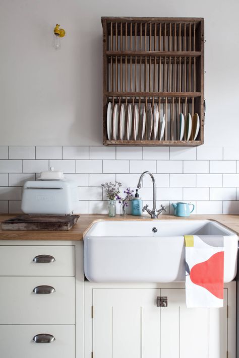 14 Butler Sinks You're Going to Love | Houzz UK Polished Concrete Worktop, Butler Sink Kitchen, Wooden Worktops, Painted Brick Walls, Vintage Cupboard, Butler Sink, Range Cooker, Traditional Ceramics, Hanging Plates