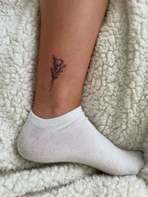 Tiny Flower Ankle Tattoo, Tulip And Sunflower Tattoo, Bouquet Of Tulips Tattoo, Flower Tattoos Tulip, Underboob Tattoo Flower, Tulip Tattoo Meaning, Underboob Flower Tattoo, Tulip Bouquet Tattoo, Fine Line Tulip Tattoo