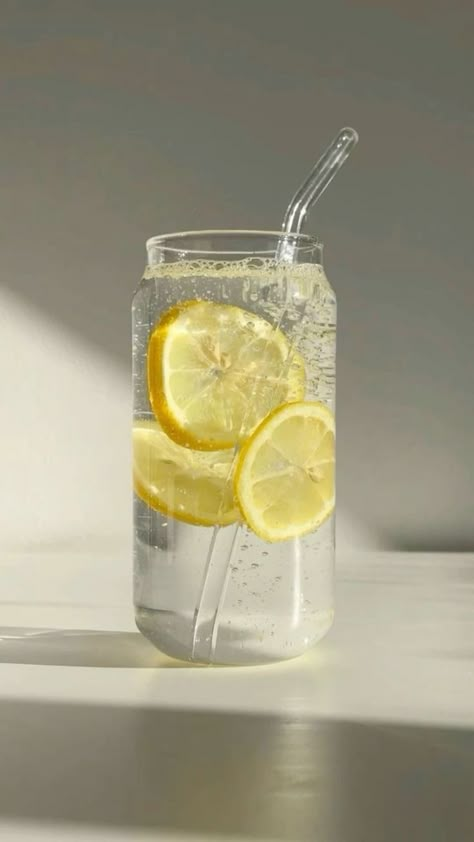 Food For Glowing Skin, Hot Lemon Water, Drinking Lemon Water, Lemon Water Benefits, Detox Water Recipes, Detox Water, Green Juice, Lemon Water, Detox Recipes