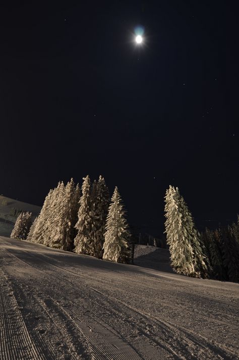 Slopes by night Night Skiing, Christmas Blue, Aesthetic Sky, I Love Winter, Ski Season, Winter Love, Snow Christmas, White Snow, Winter Scenery