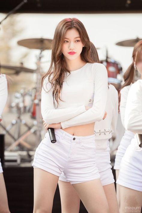 Ioi Doyeon, Yoon Sun Young, Doctor Dress, Kim Doyeon, Korean Actresses, New Fashion Trends, Korean Celebrities, Korean Beauty, On Stage