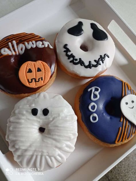 Bake Decorating, Donuts Ideas, Donut Ideas, Donut Decorating Ideas, Donut Toppings, Halloween Donuts, Halloween Food Treats, Cute Donuts, Coffee And Donuts