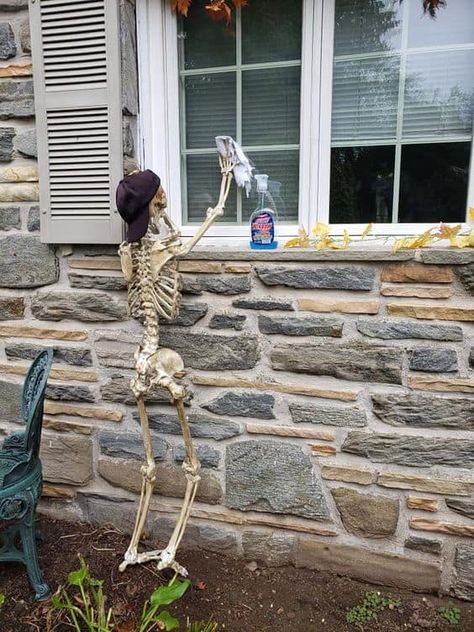 Halloween Decorations Ideas, Uhyggelig Halloween, Halloween Diy Outdoor, Halloween Decorations Outdoor, Halloween Outside, Halloween Decorations For Kids, Casa Halloween, Homemade Halloween Decorations, Creepy Halloween Decorations