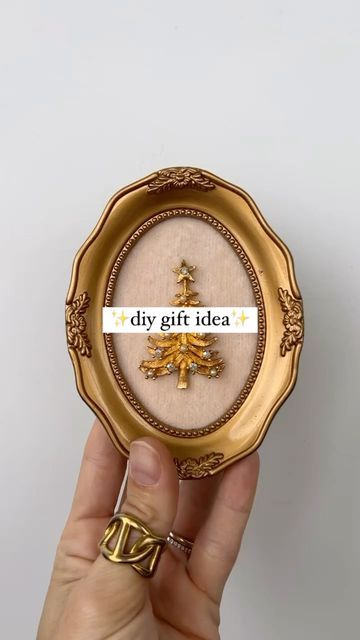 Brooch Christmas Ornament, Thriftmas Ideas, Diy Magnets Fridge, Brooch Display, Magnets Diy, Girls Night Crafts, Diy Magnets, Frame Ornament, 2024 Ideas